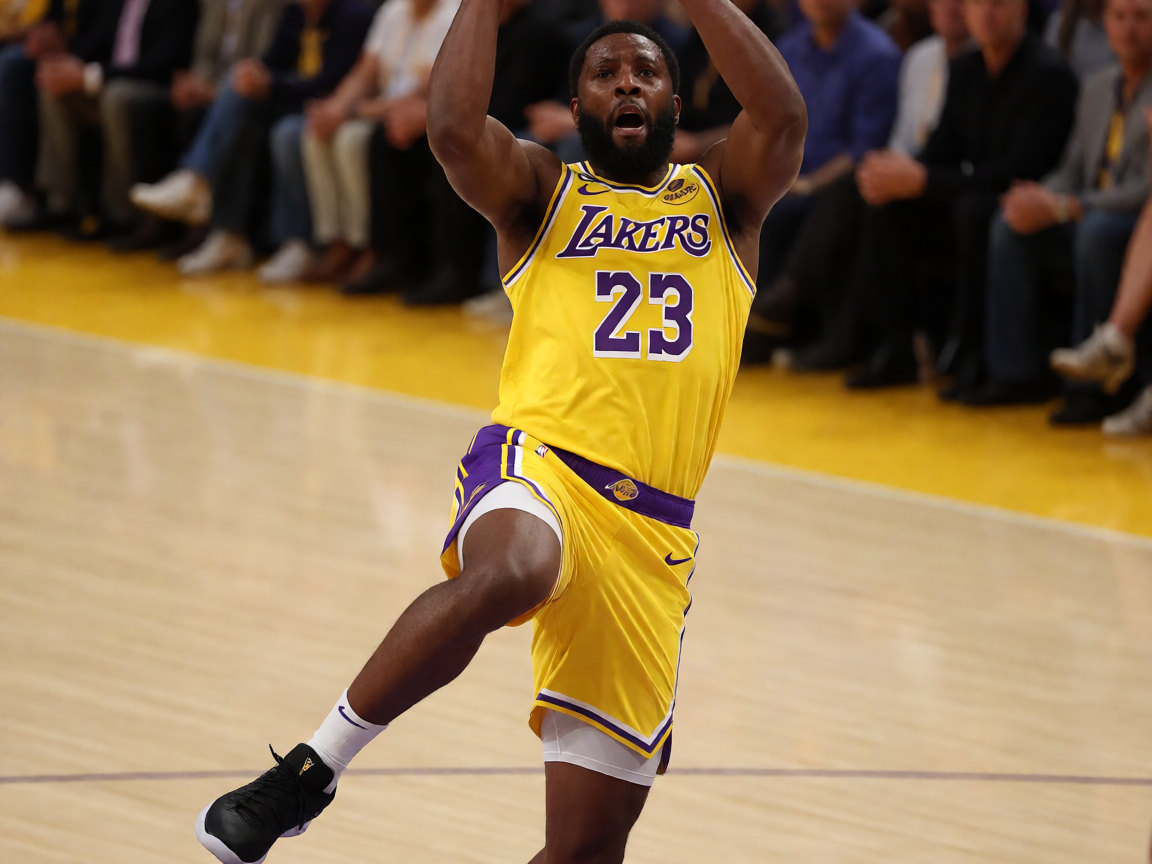 NBA比赛中球员突破上篮